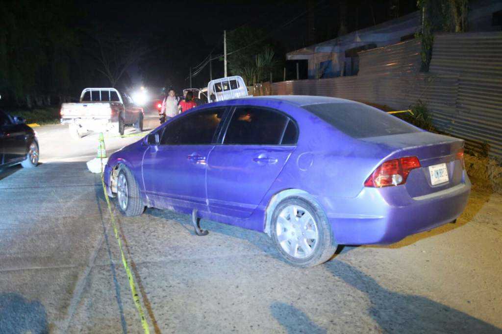 Carro que fue abandonado por los malhechores cerca de la escena