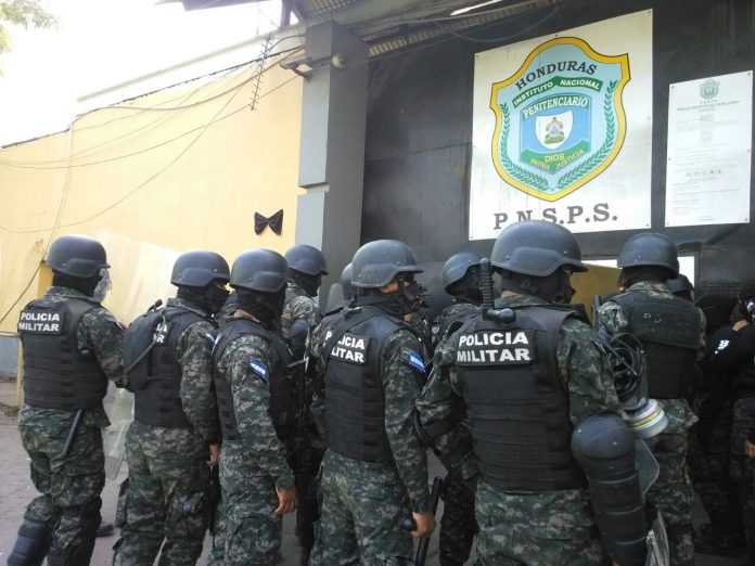 Asimismo, miembros policiales ya ingresaron al centro penal.