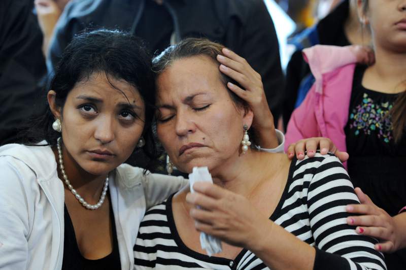 Herman y madre de las jóvenes Alavarado