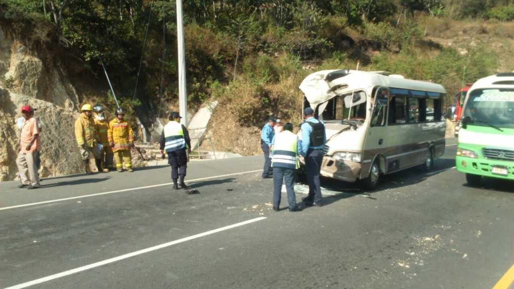 Un camión cisterna impactó contra el autobús 