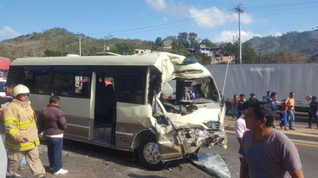 La parte delantera del autobús quedó prácticamente destruida 