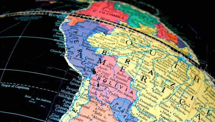 Latinoamérica expulsó a sus conquistadores. Estados Unidos mantuvo una relación con ellos.