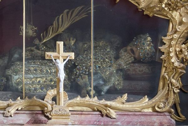 Extravagantes esqueletos en un monasterio de Alemania