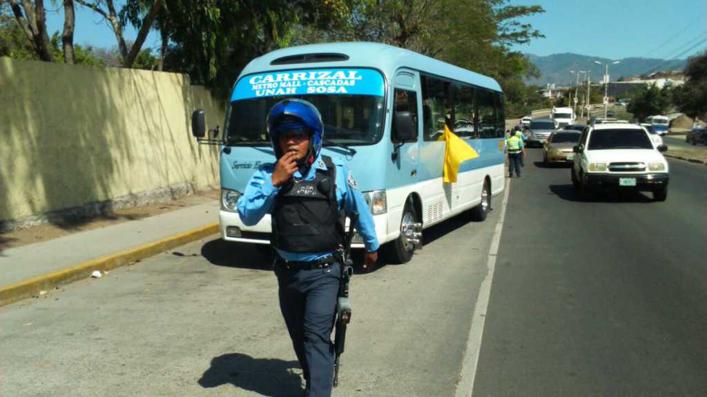 El cuerpo del muchacho quedó dentro del autobús y sangrando