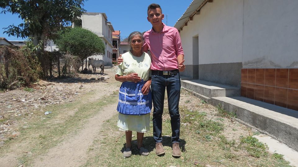 Periodista junto a una pobladora en Concepción, Ocotepeque