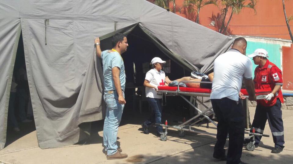 Equipo médico atendiendo la futura universitaria