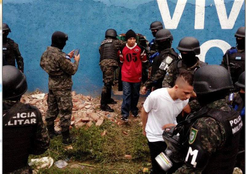 Momento en que eran trasladados a cárceles e máxima seguridad