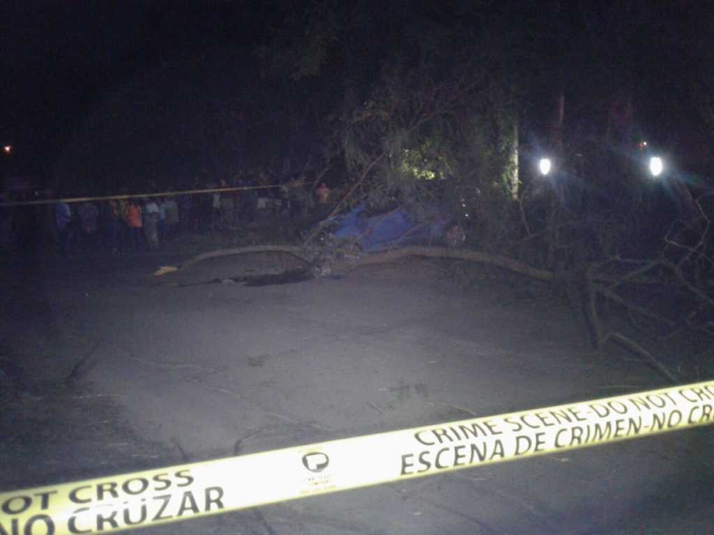 Dentro del carro quedó el ejecutivo en la zona norte de Honduras