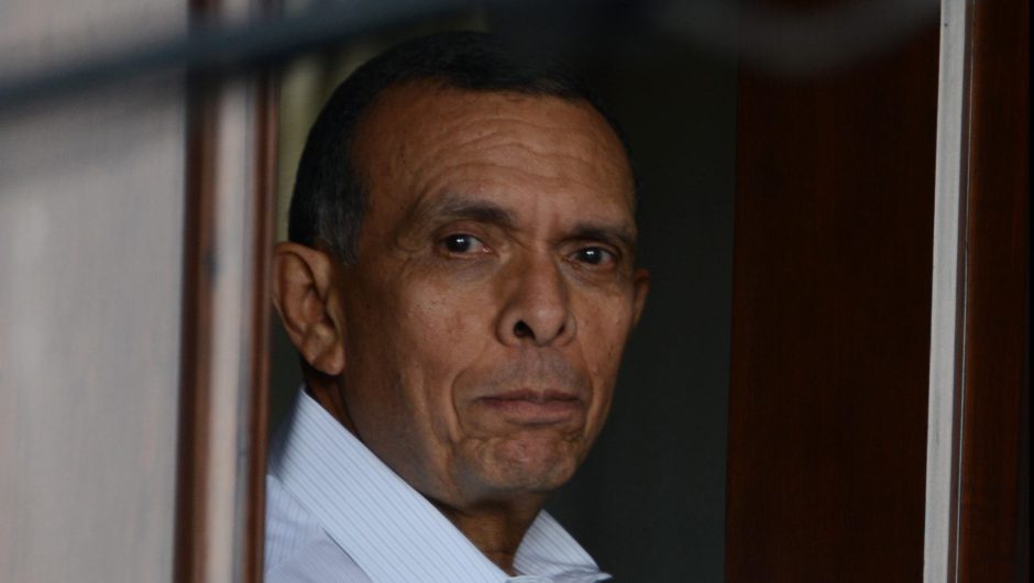 El abrazo de Pepe Lobo con el narcotraficante Rivera Maradiga después de ganar las elecciones