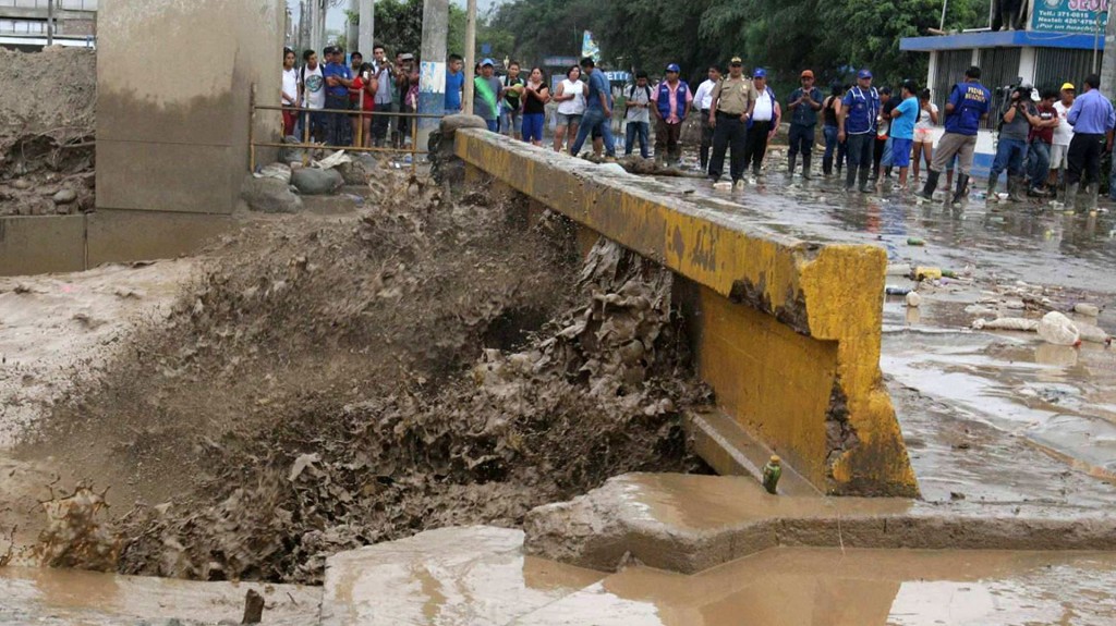 Varios puentes estuvieron a punto de colapsar por la presión de las corrientes.