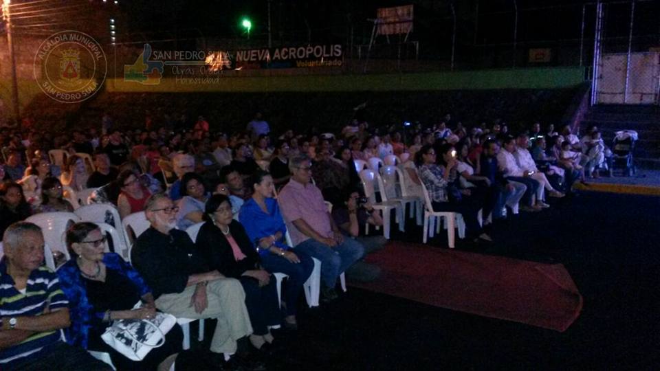 Todos los ciudadanos que asistieron a la presentación teatral.