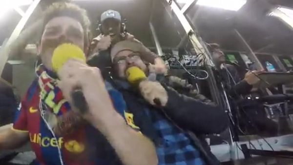 Eufórico narrador suelta en llanto tras el gol de la remontada del Barcelona