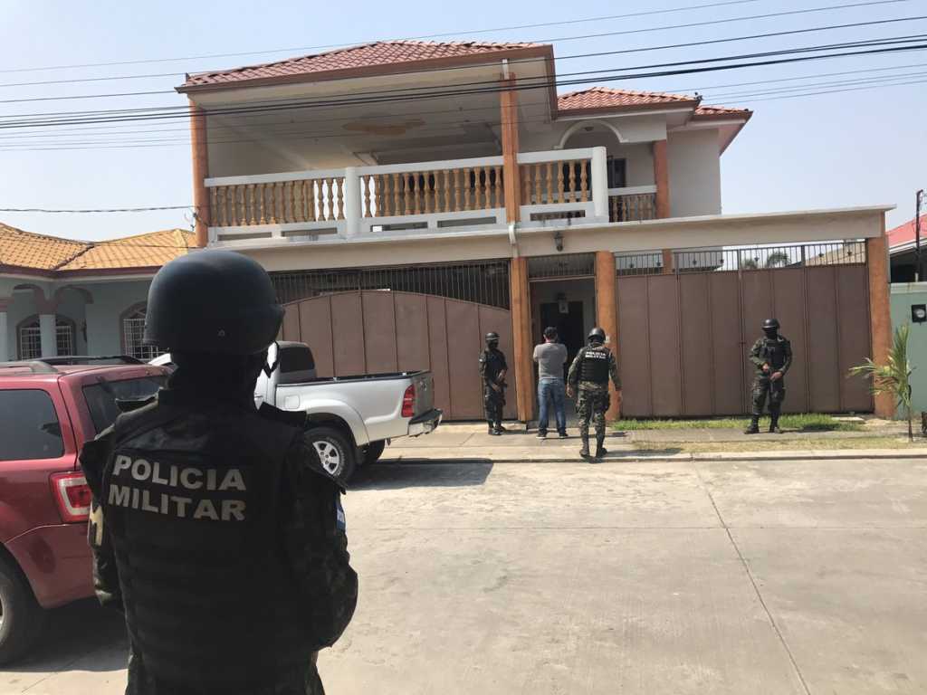 Momento en que las autoridades llegaron a la residencial