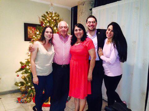 Jorge Cálix, acompañado de sus padres y hermanas.