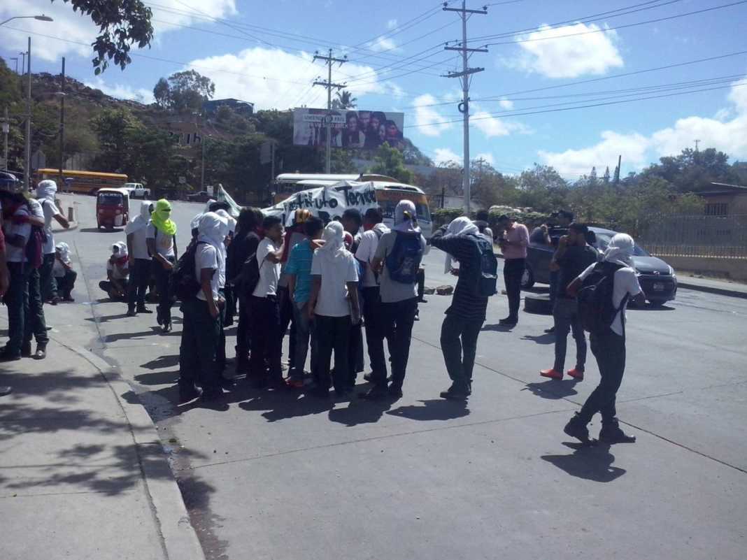 Estudiantes se toman el Instituto Luis Bográn