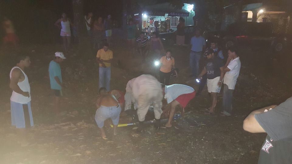 Varias personas llegaron al lugar a brindar su ayuda.