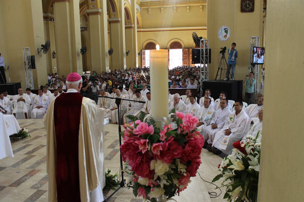 Los feligreses esperan ansiosamente por las vigilias pascuales.