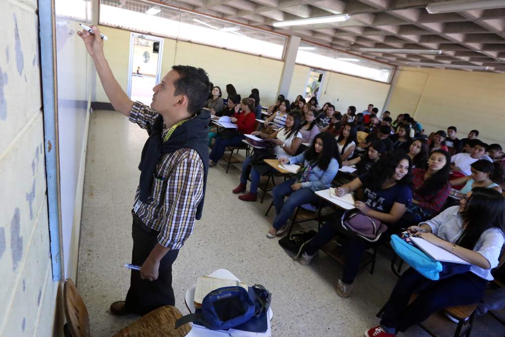 Miles de estudiantes nuevamente a las aulas de clases