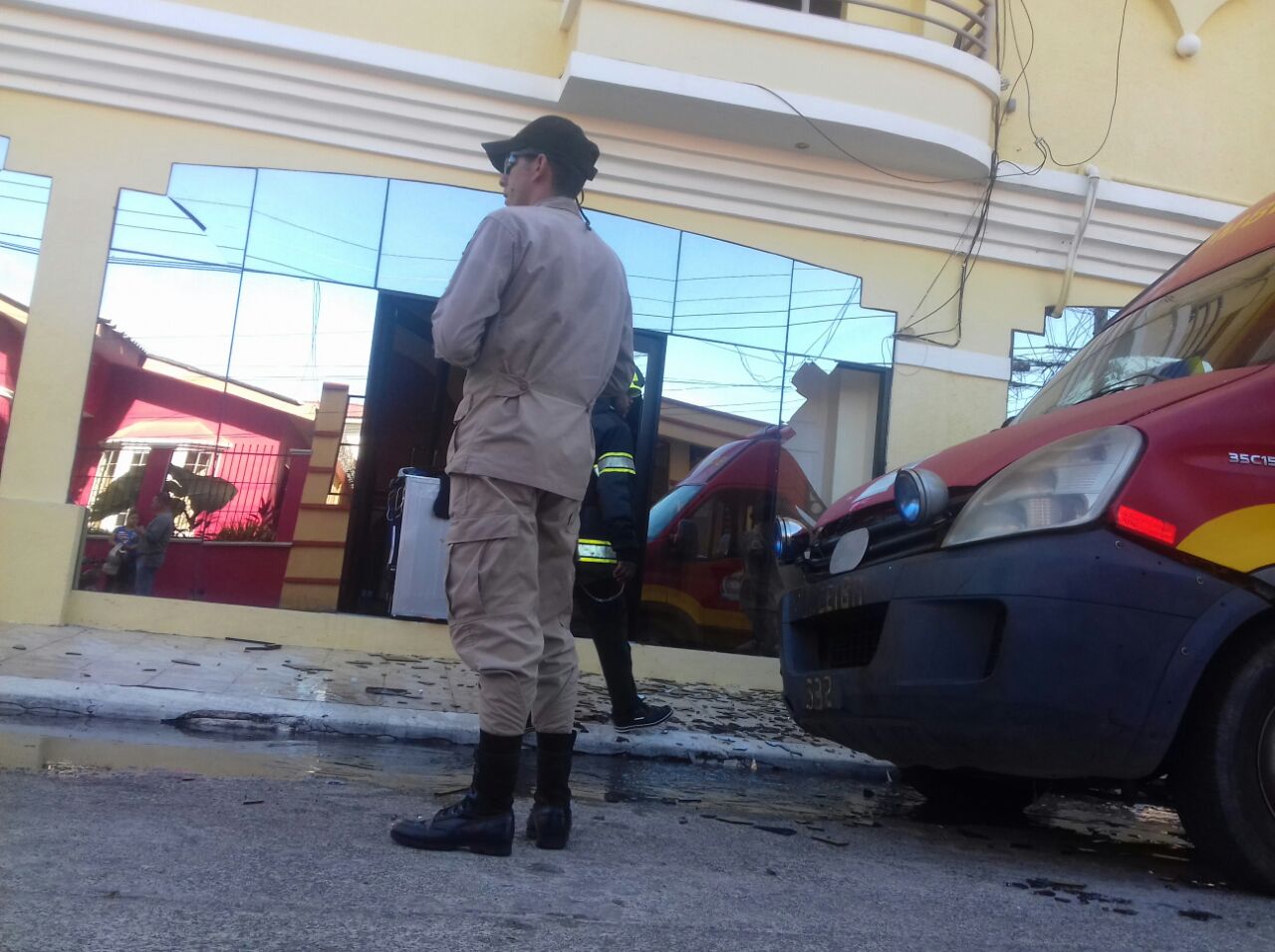 Momento en que los apaga-fuegos asistieron el incendio