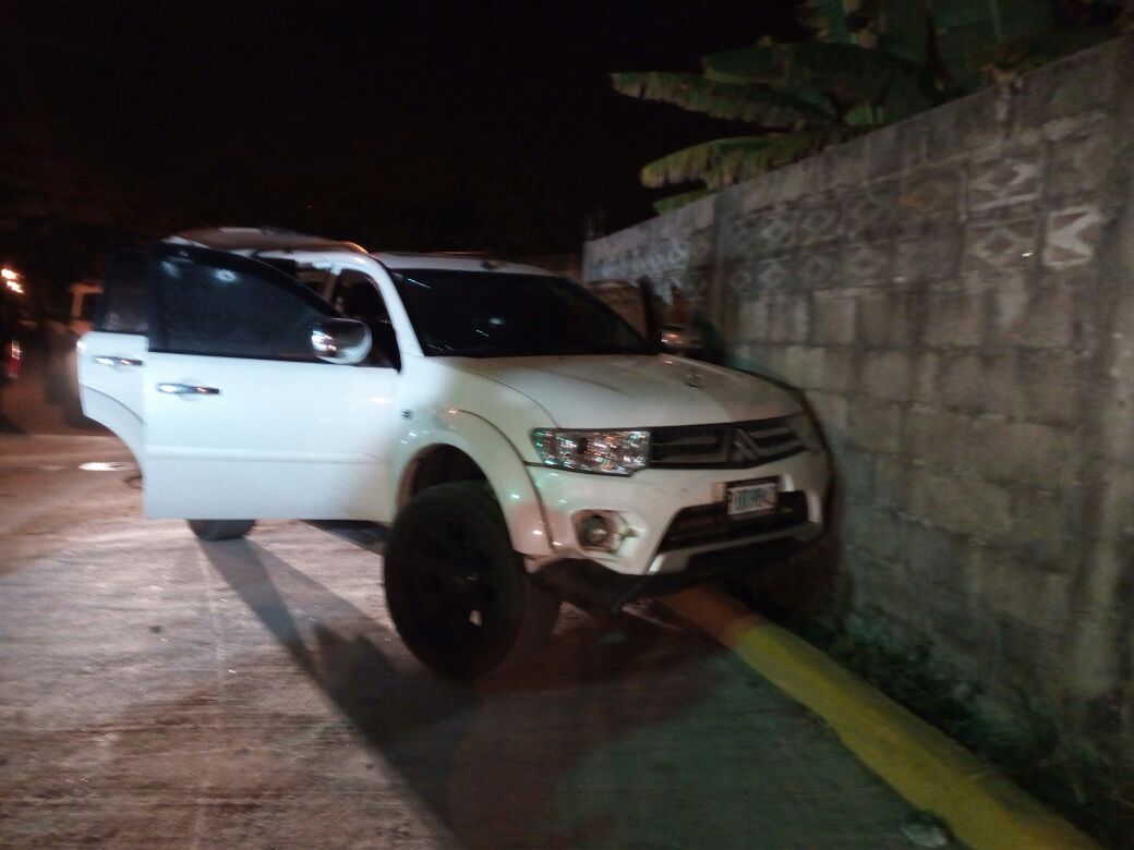 A un muro fue a impactar la camioneta en La Ceiba