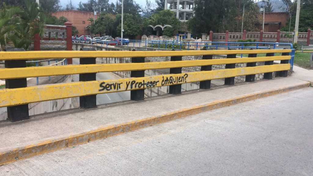 Continúa cerrada vía de acceso a la UNAH debido a protesta de estudiantes.
