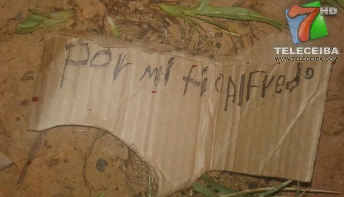 Letrero que quedó muy cerca de los cuerpos de las mujeres