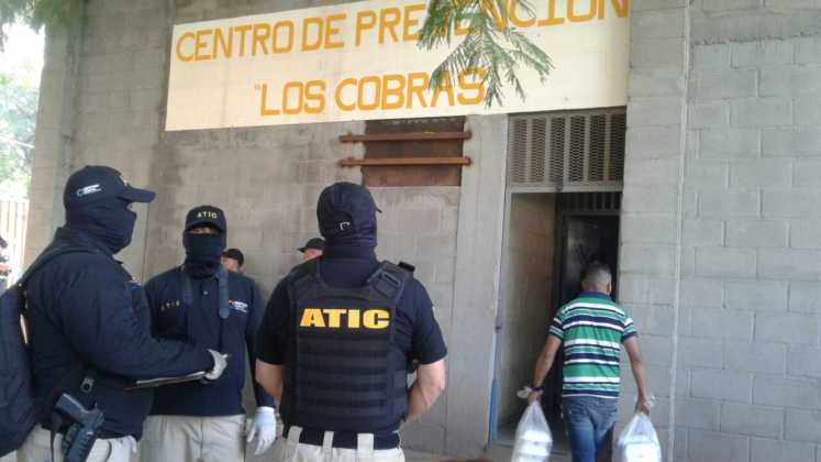 Agentes que llegaron a la inspección