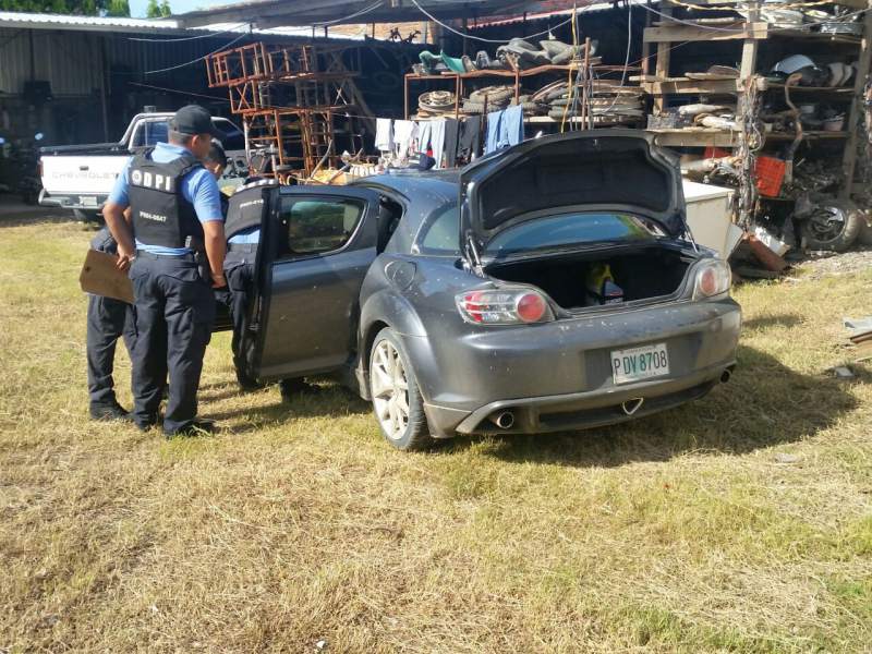 Al ahora arrestado le decomisaron un carro tipo turismo, gris oscuro, marca Mazda y placas PDV 8708