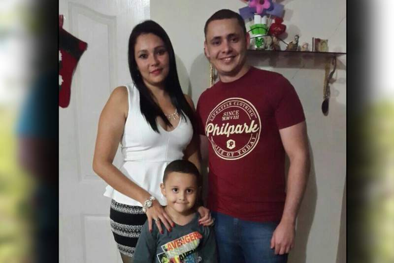 En la imagen se observa al matrimonio, así como su hijo, quien aún están con vida