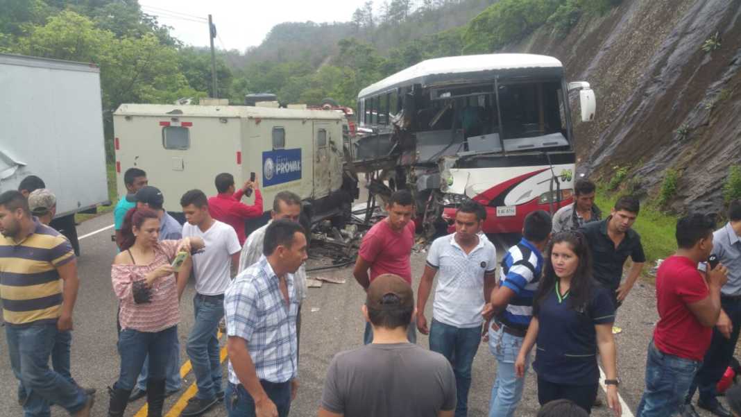 fuerte colisión entre un vehículo blindado y un autobús