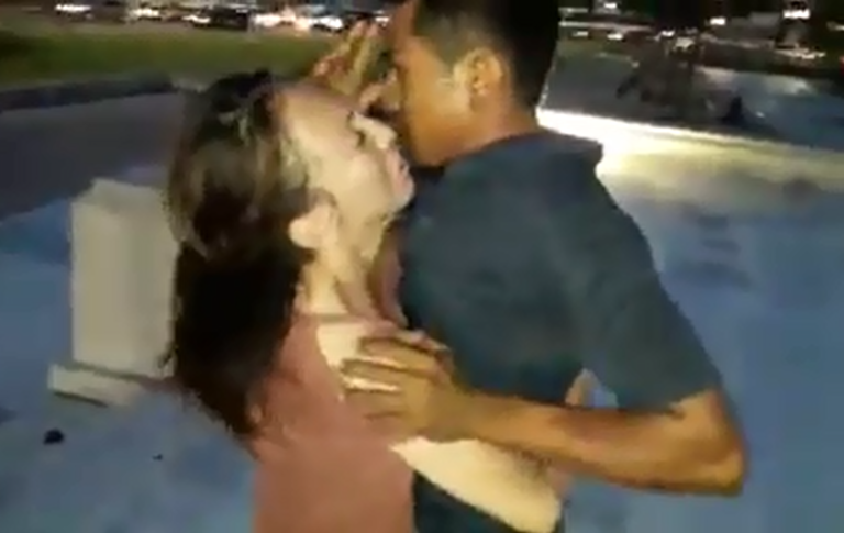 Una mujer suplica