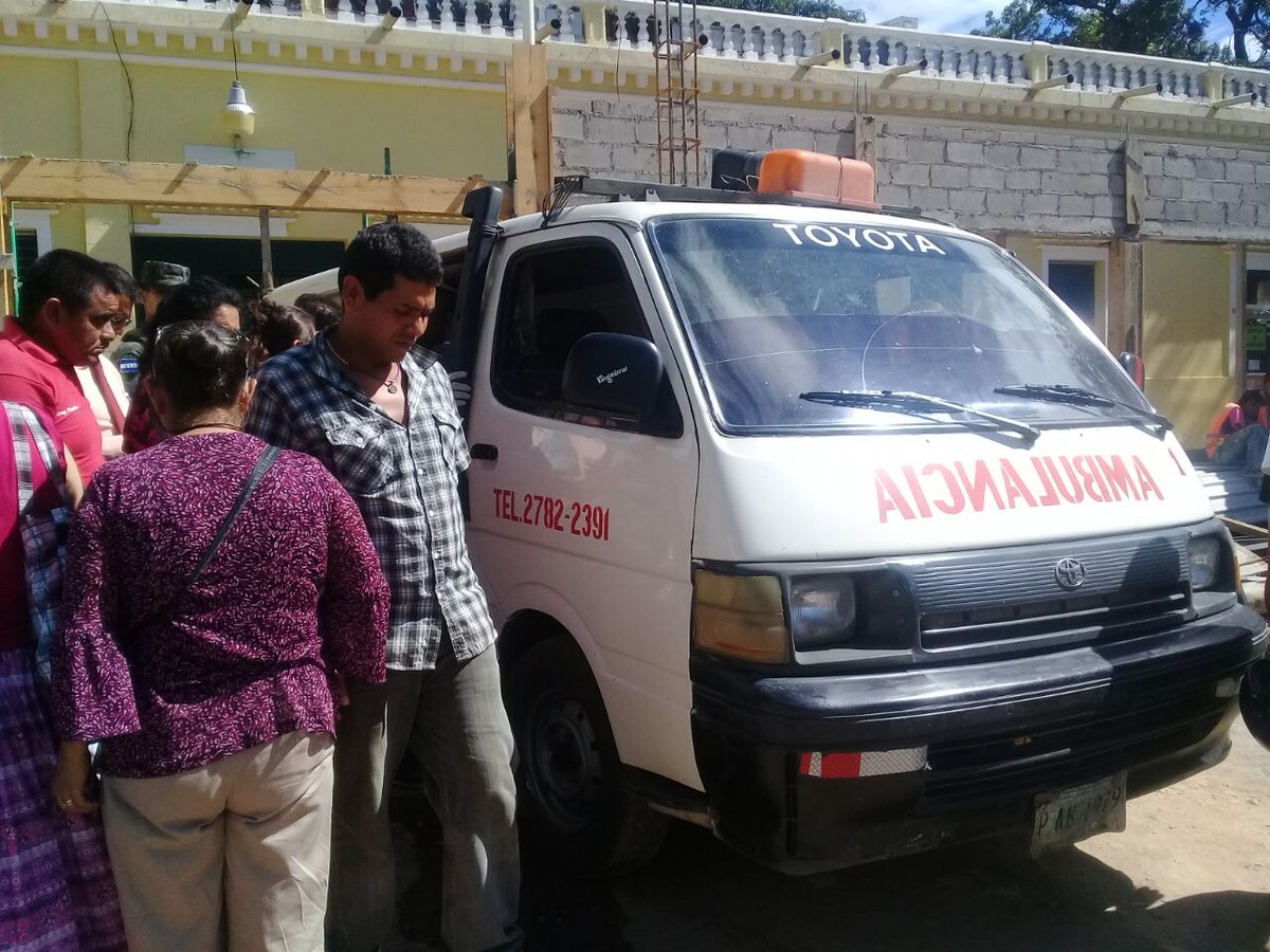 Momento en que eran atendidos por un equipo médico