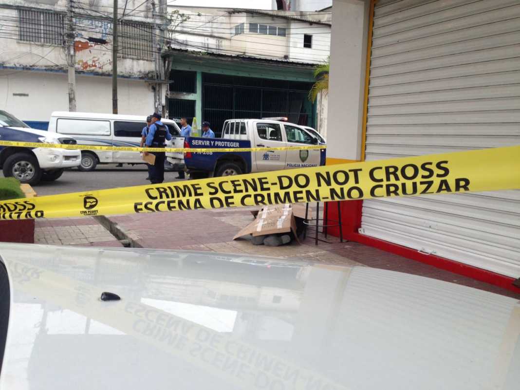 guardia de seguridad en el barrio Paz Barahona de SPS