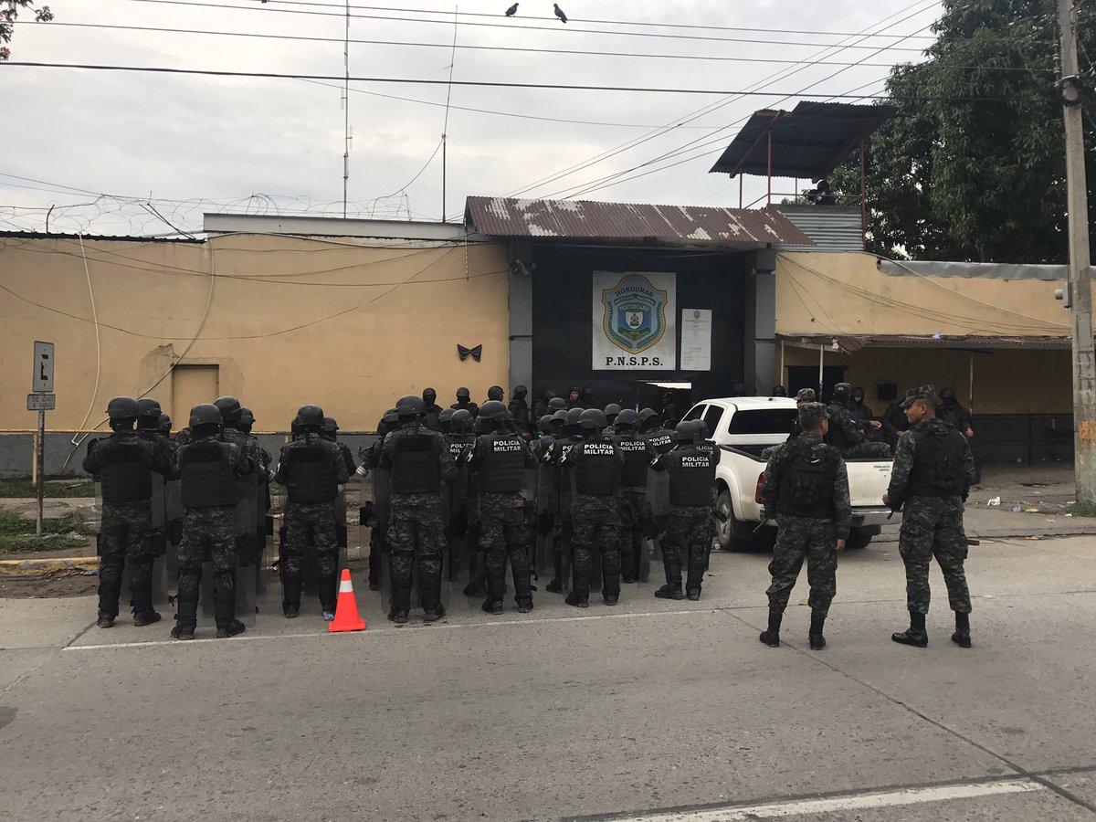 Momento en que se disponían a ingresar al Centro Penal este miércoles a eso de las 6:00 am