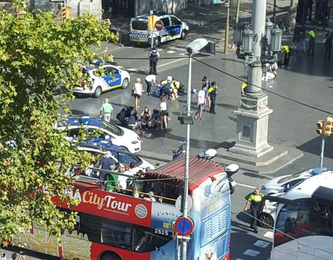 Más de 10 muertos y 20 heridos en el atropello  en las Ramblas de Barcelona