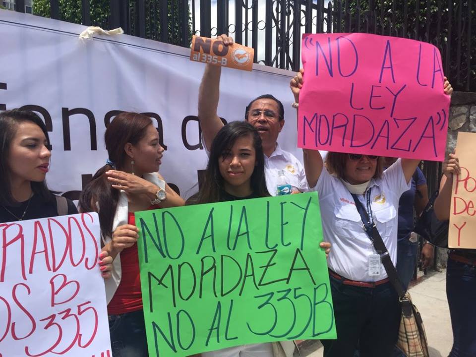 Protestas de comunicadores la mañana de este miércoles