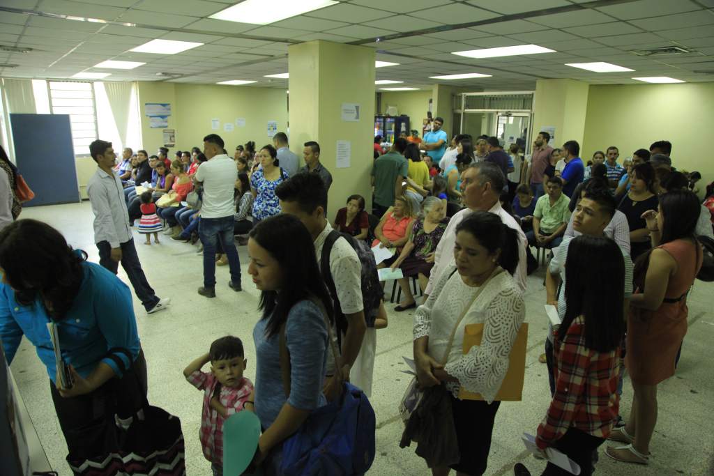 Todos los día hay largas filas en las oficinas de Migración