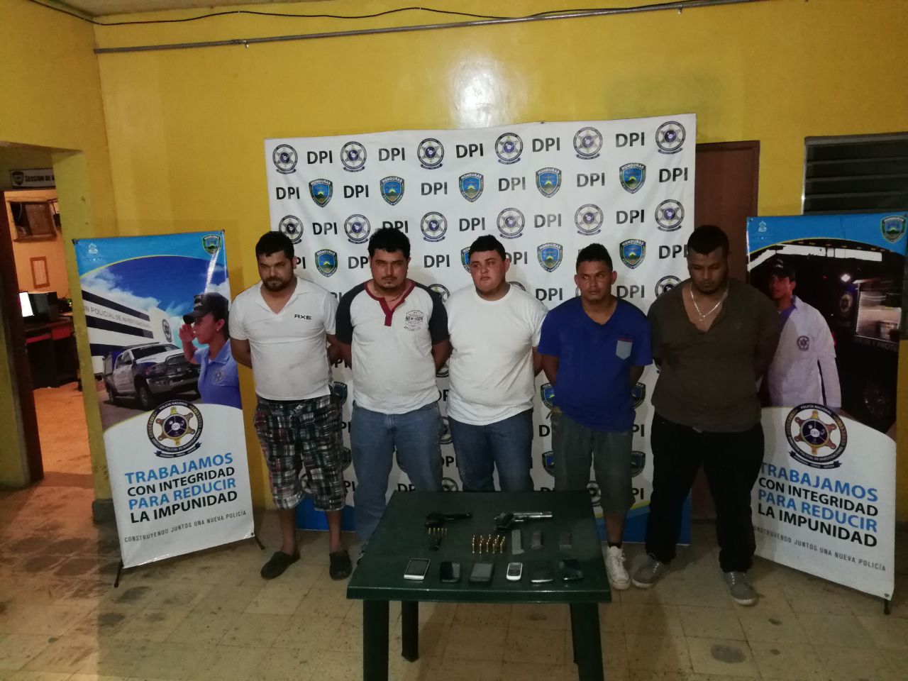 Mientras eran presentados a los medios de comunicación en Honduras