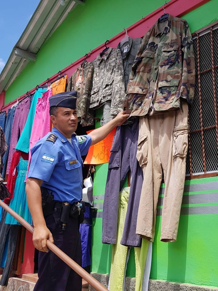 La razón del decomiso fue porque la compra y venta de indumentaria militar está prohibida, según los agentes.