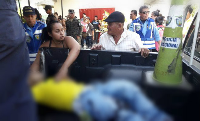 dos jóvenes en motocicleta