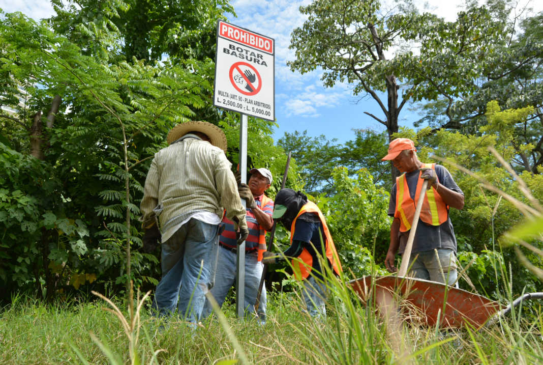 rótulos de prohibido botar basura