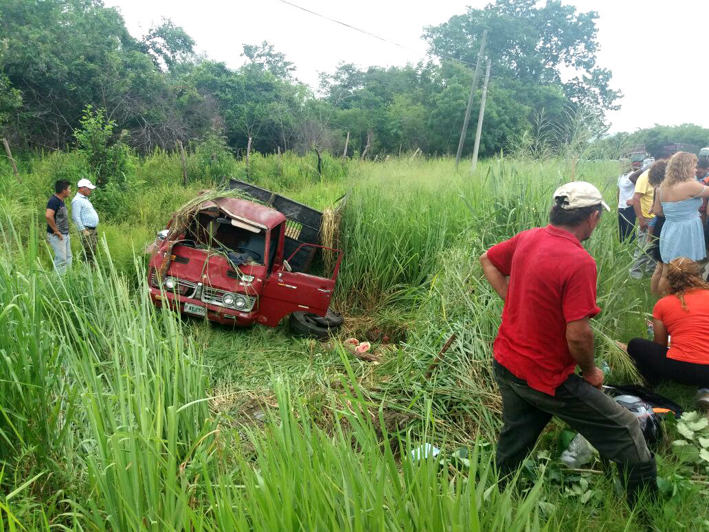 vehículo en carretera hacia ticamaya