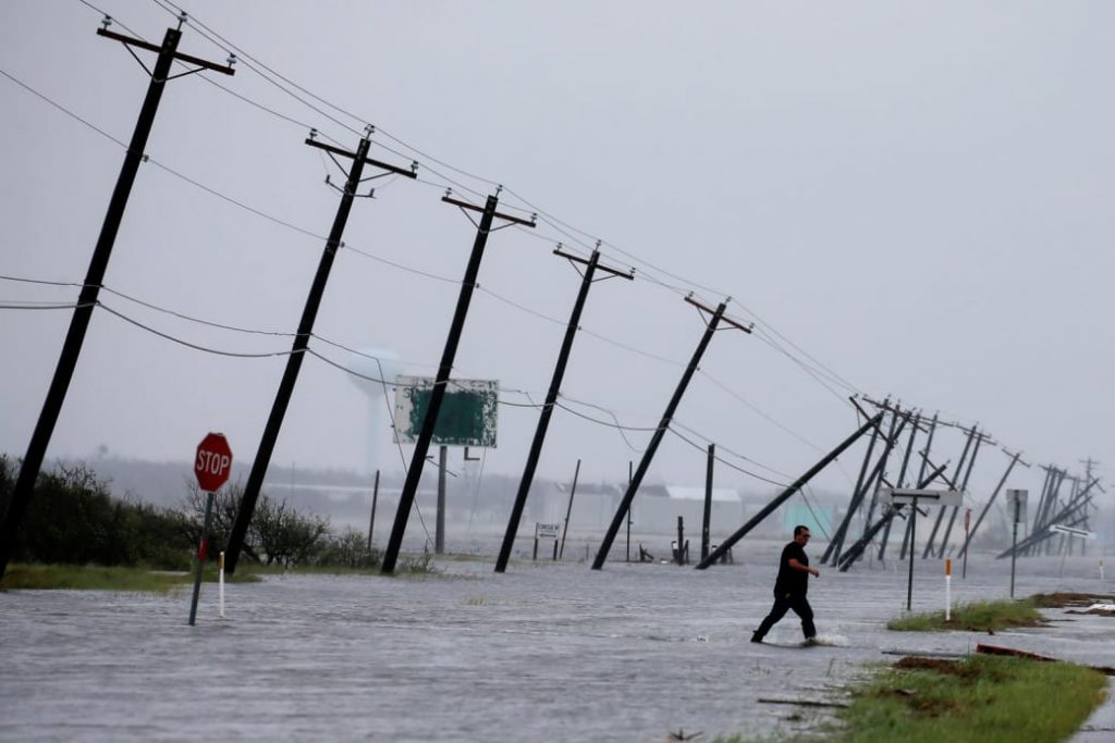 El Centro Nacional de Huracanes señaló que “Harvey” recuperó un poco de fuerza al reingresar a las aguas cálidas del Golfo de México.