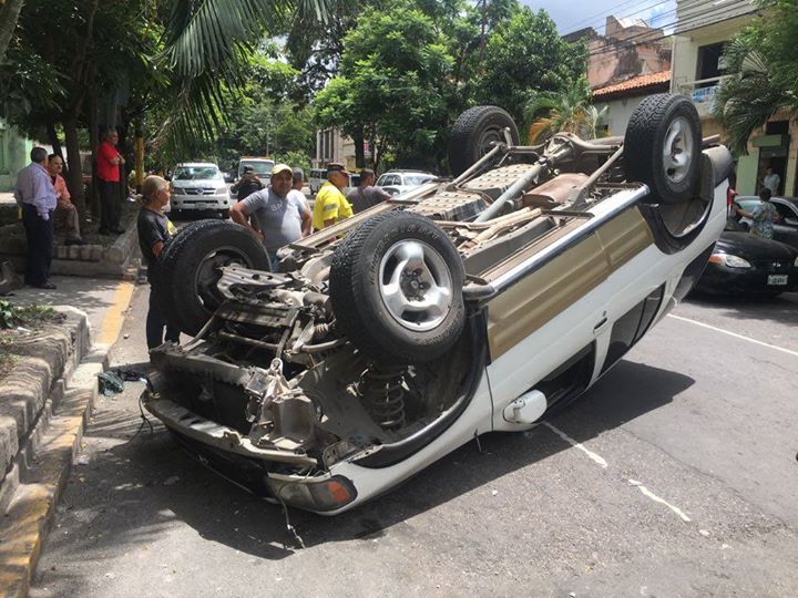 Camioneta vuelca