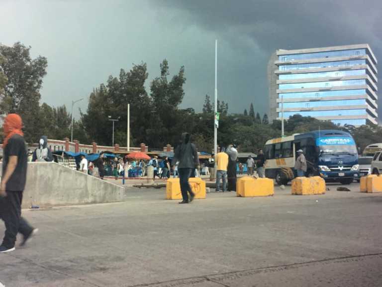 Supuestos universitarios se toman accesos a la UNAH