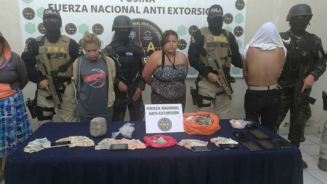 Al momento de la detención de estos presuntos pandilleros, se les decomiso dinero en efectivo, teléfonos celulares y una significativa cantidad de estupefacientes.