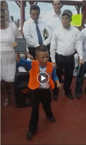 Un niño pastor cautivó a una multitud de Roatán al predicar la celebración del día de la Biblia.