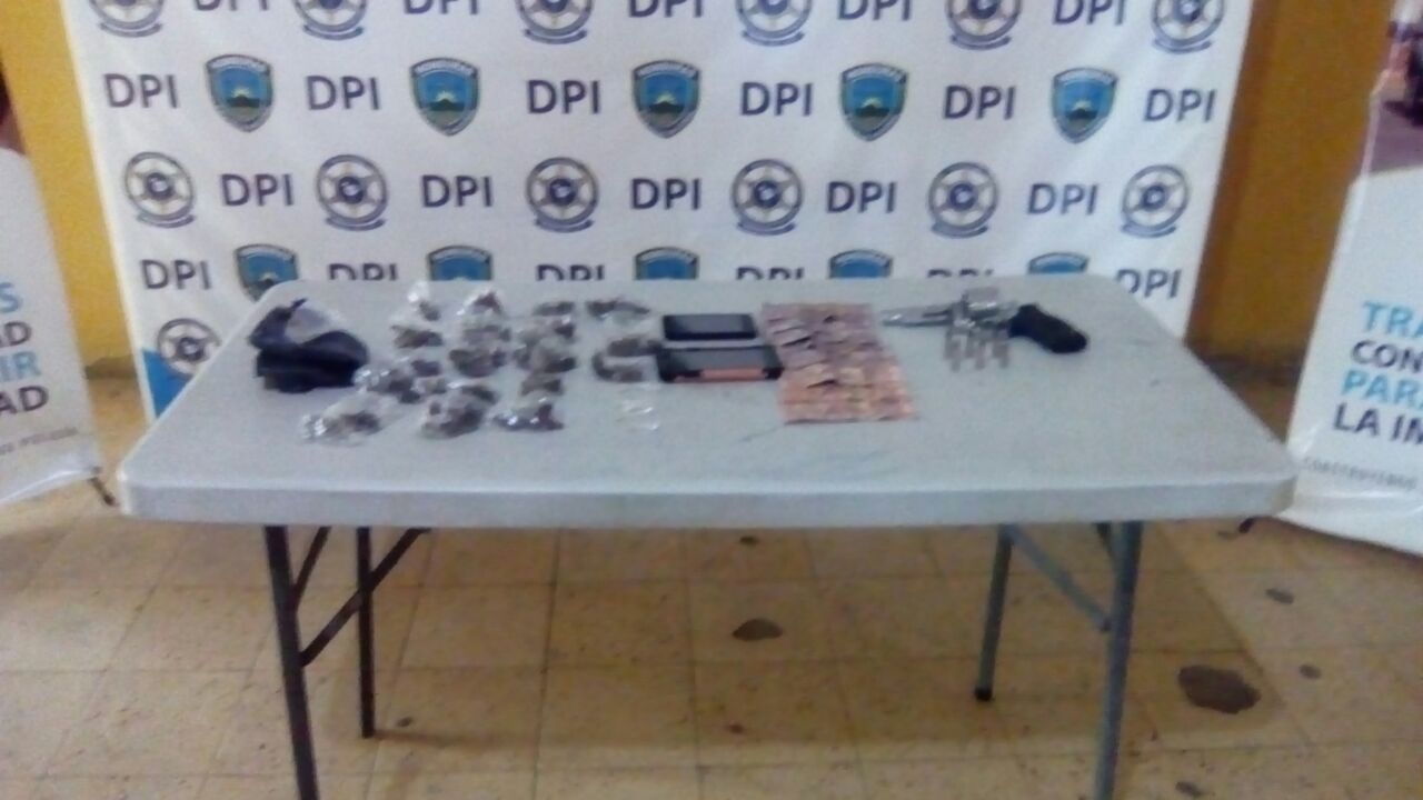 Las autoridades decomisaron un arma de fuego, droga, teléfonos celulares y dinero en efectivo.