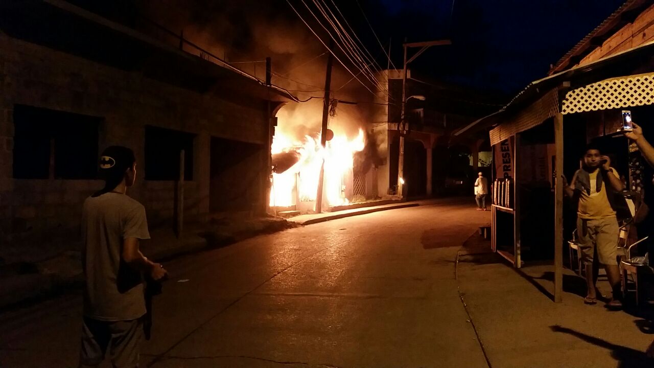 vivienda se incendia en Roatán