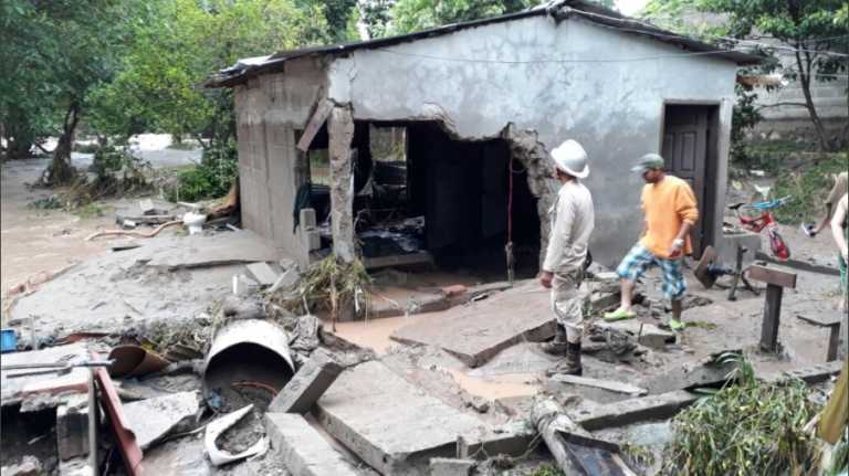 Las fuertes lluvias que azotan al territorio nacional han provocado la evacuación de al menos 240 personas en la ciudad de Juticalpa.
